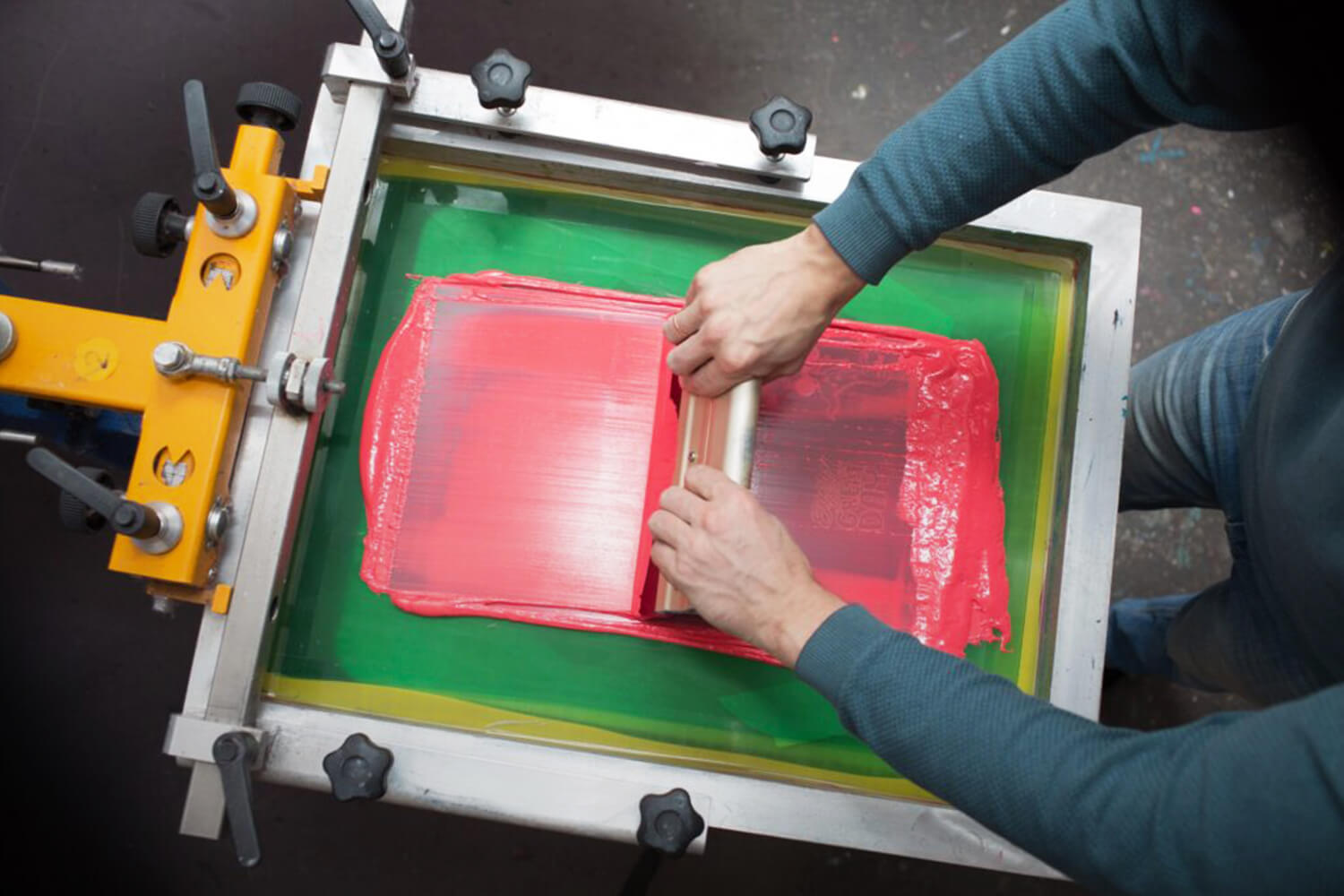 Sablon manual atau teknik screen printing