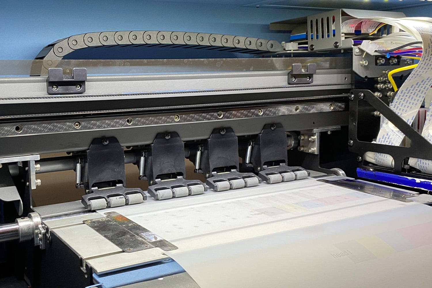 Memperhatikan suhu dan kelembapan ruangan adalah syarat wajib dalam merawat printer DTF.