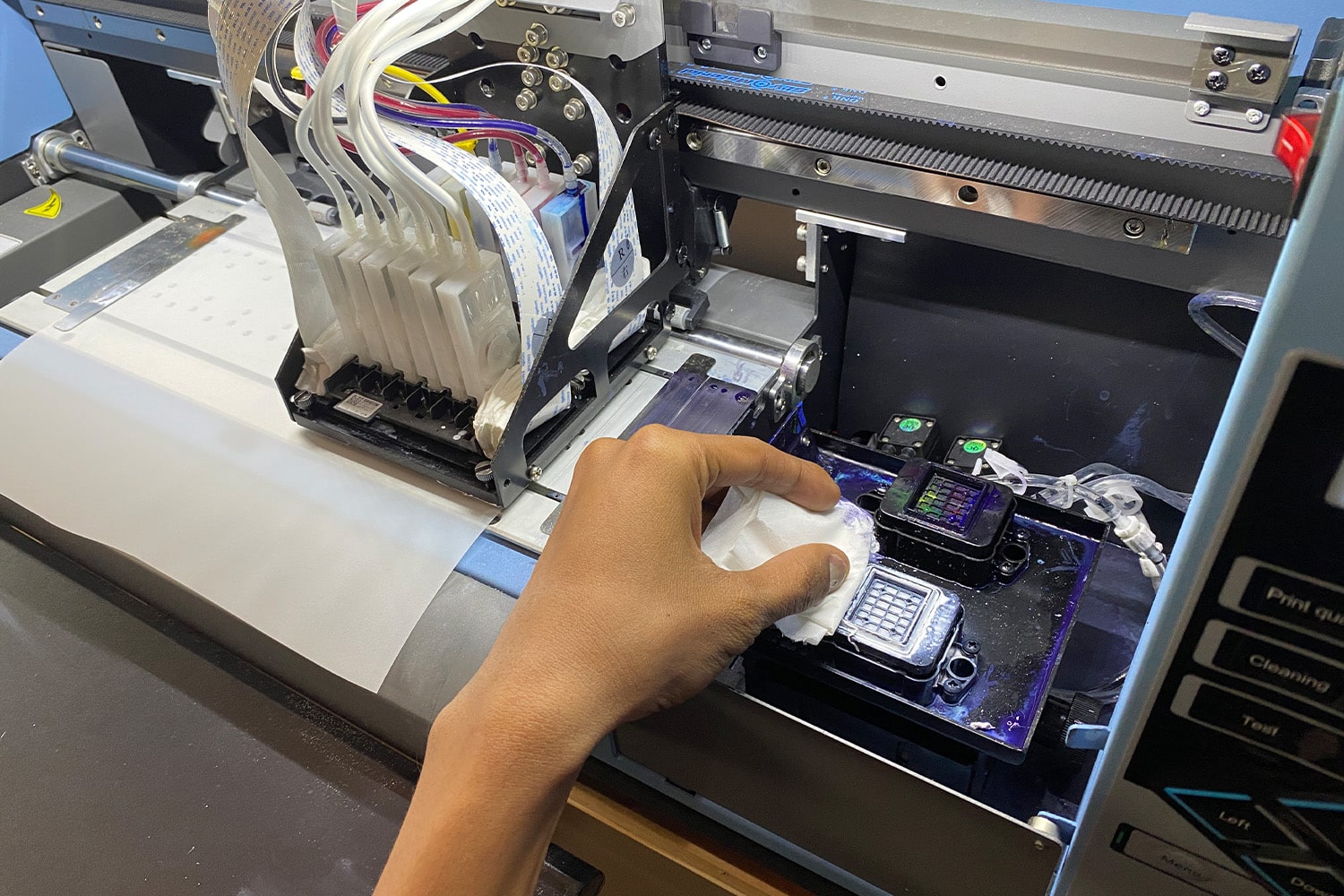 Salah satu cara perawatan printer DTF adalah dengan cara membersihkan printhead secara rutin.