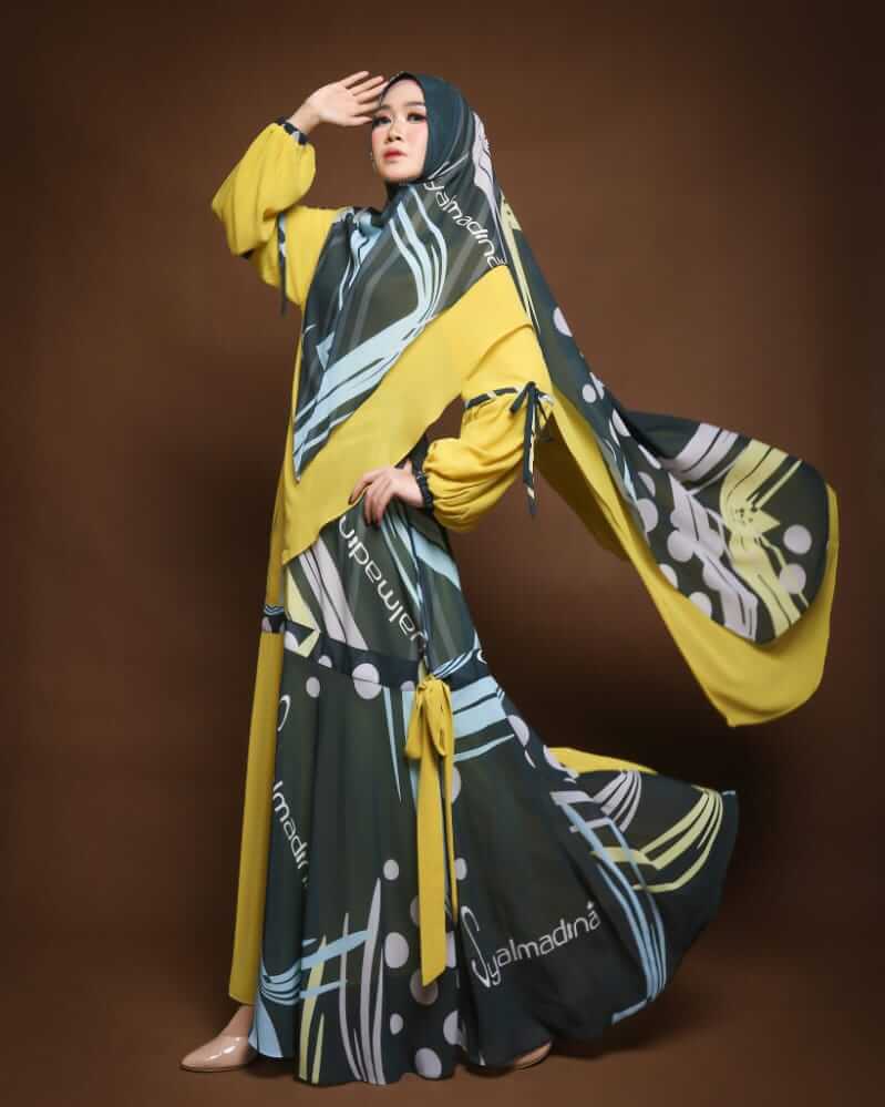 Gamis dengan motif bunga-bunga supaya makin elegan dan anggun