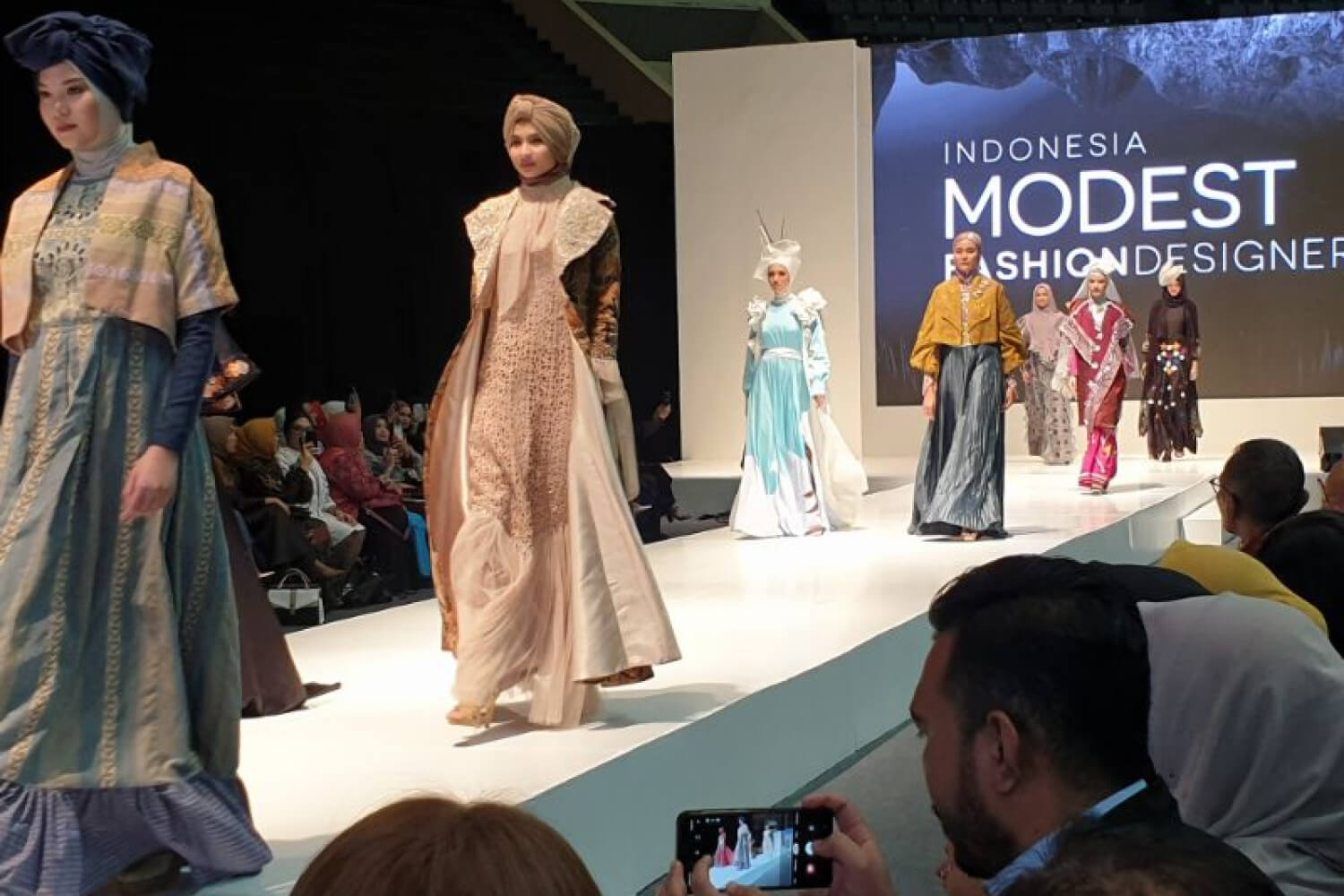 Ketika Anda bisnis fashion Muslim, Anda bisa menggunakan Printer Direct To Fabric untuk produksinya