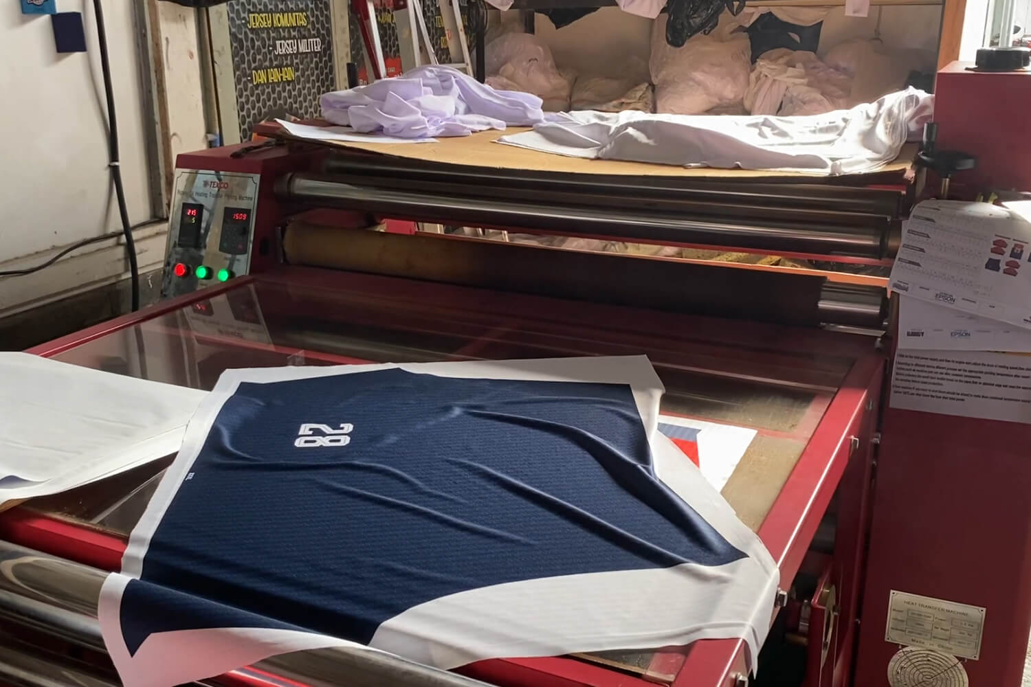 Mesin heat press jenis roll to roll yang digunakan untuk percetakan pada kain. jenis mesin press sablon