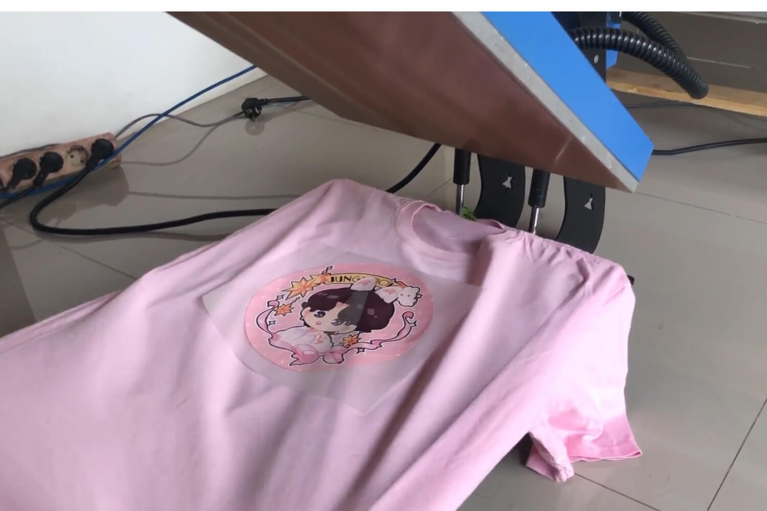 Proses manual operasi mesin sablon heat press flat untuk sablon DTF dengan menggunakan Printer DTF Imogen AY.