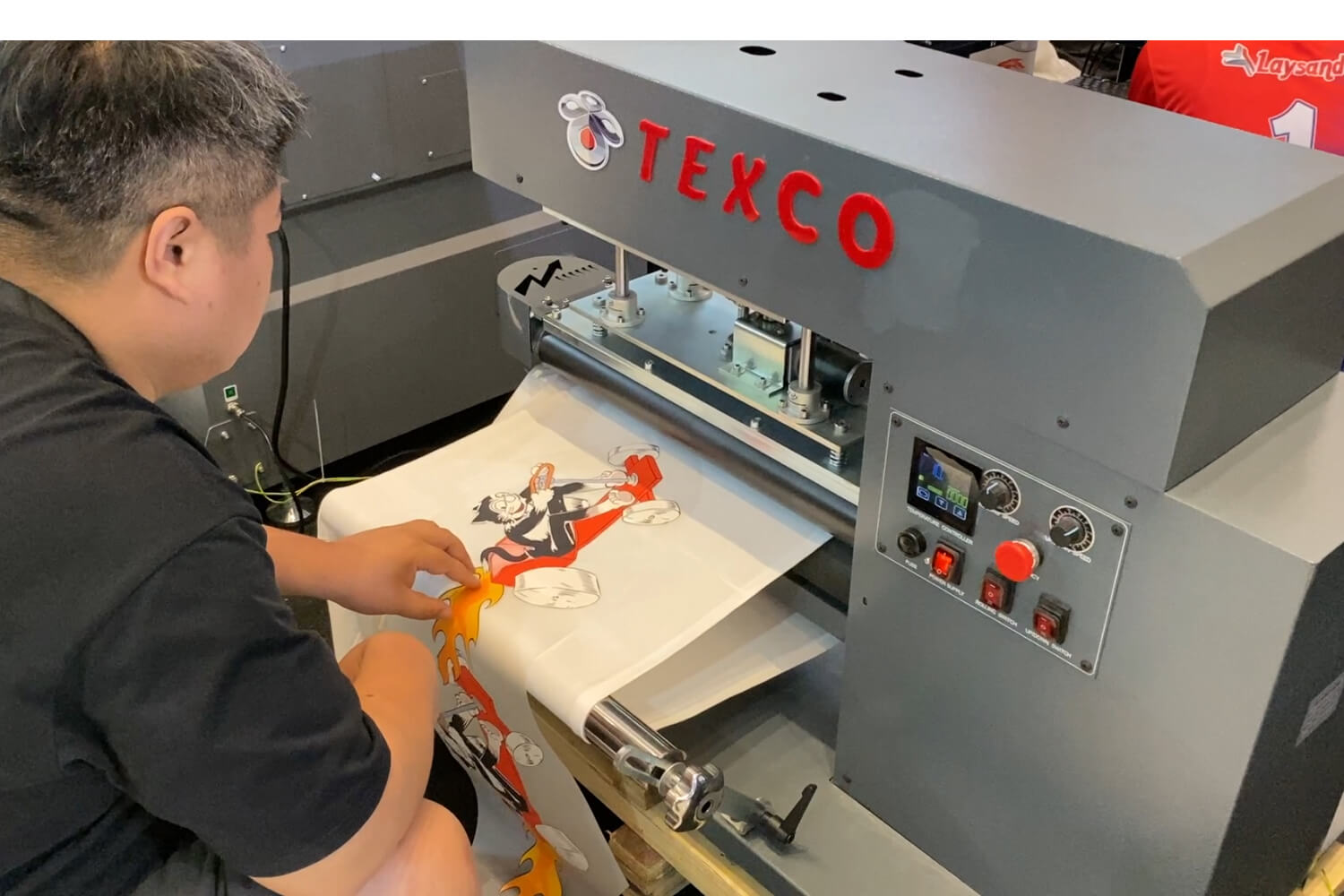 Mesin heat press sablon jenis rotary 360 derajat memberikan fleksibilitas luar biasa dalam hasil cetakan pada berbagai produk.