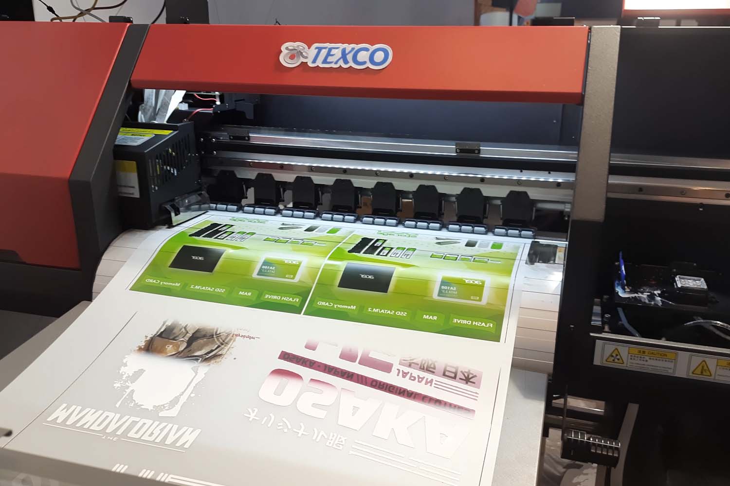 Proses sablon DTF menggunakan Printer DTF dan mesin heat press, mencetak pesanan custom dengan cepat.