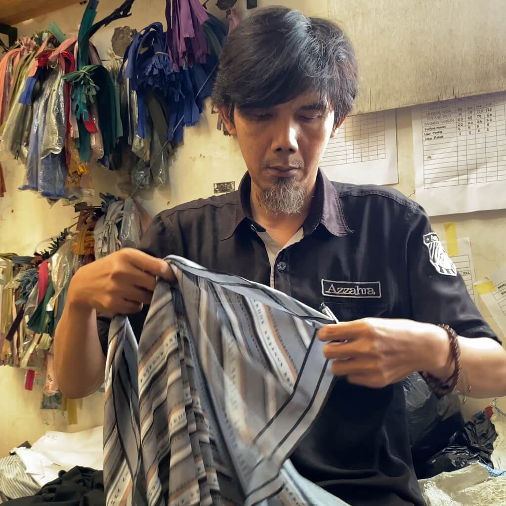 Proses QC dan packing yang teliti untuk menjamin kualitas produksi hijab.