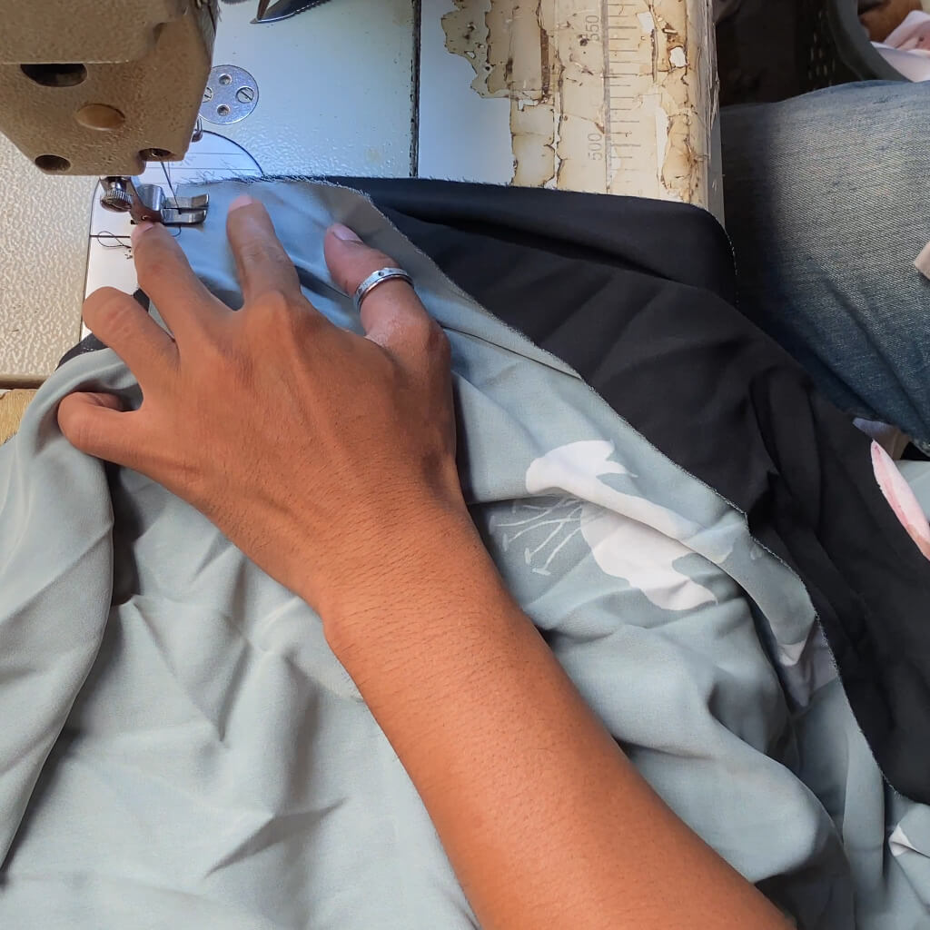 Mesin jahit dan pemotong laser kain di hijab production
