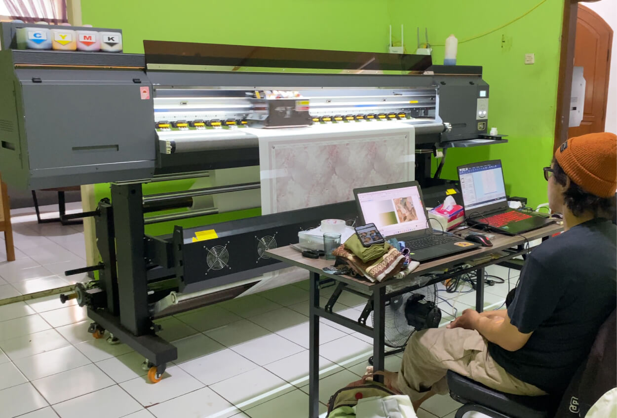 Printer sublimasi mencetak desain rumit pada kertas transfer untuk pembuatan hijab.