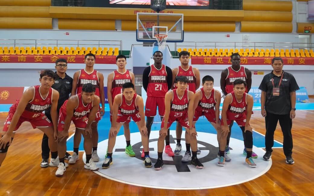 Tim amatir sepak bola dan basket dengan jersey kustom di lapangan.