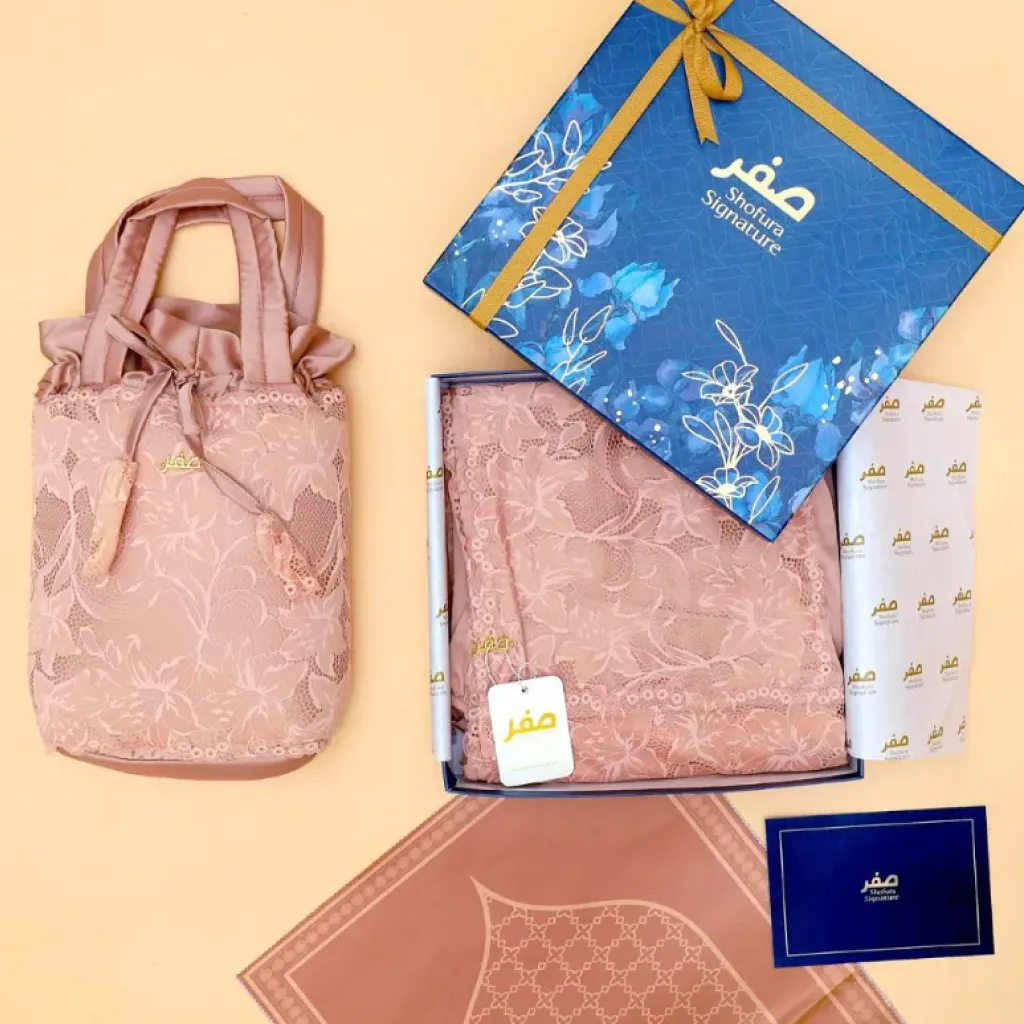 Hampers hijab dan sajadah dengan motif kalem dan elegan