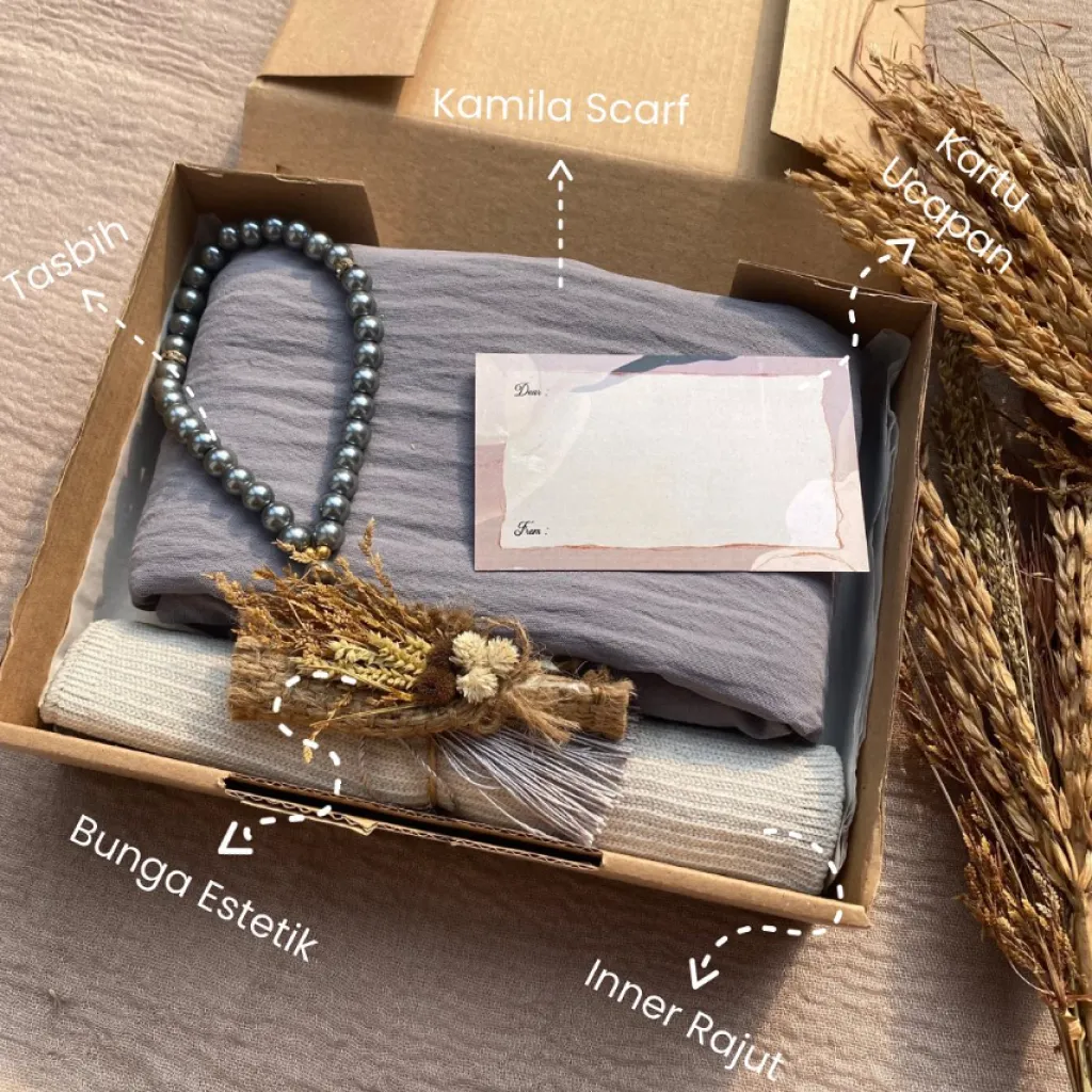 Hampers hijab dengan hijab cantik dan tasbih sebagai aksesoris sholat.