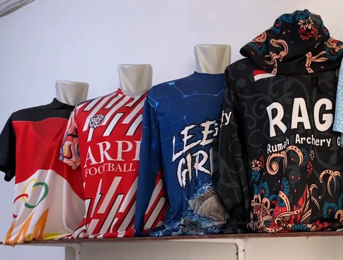 Manekin menampilkan jersey olahraga berkualitas tinggi dengan desain beragam hasil produksi maklon.