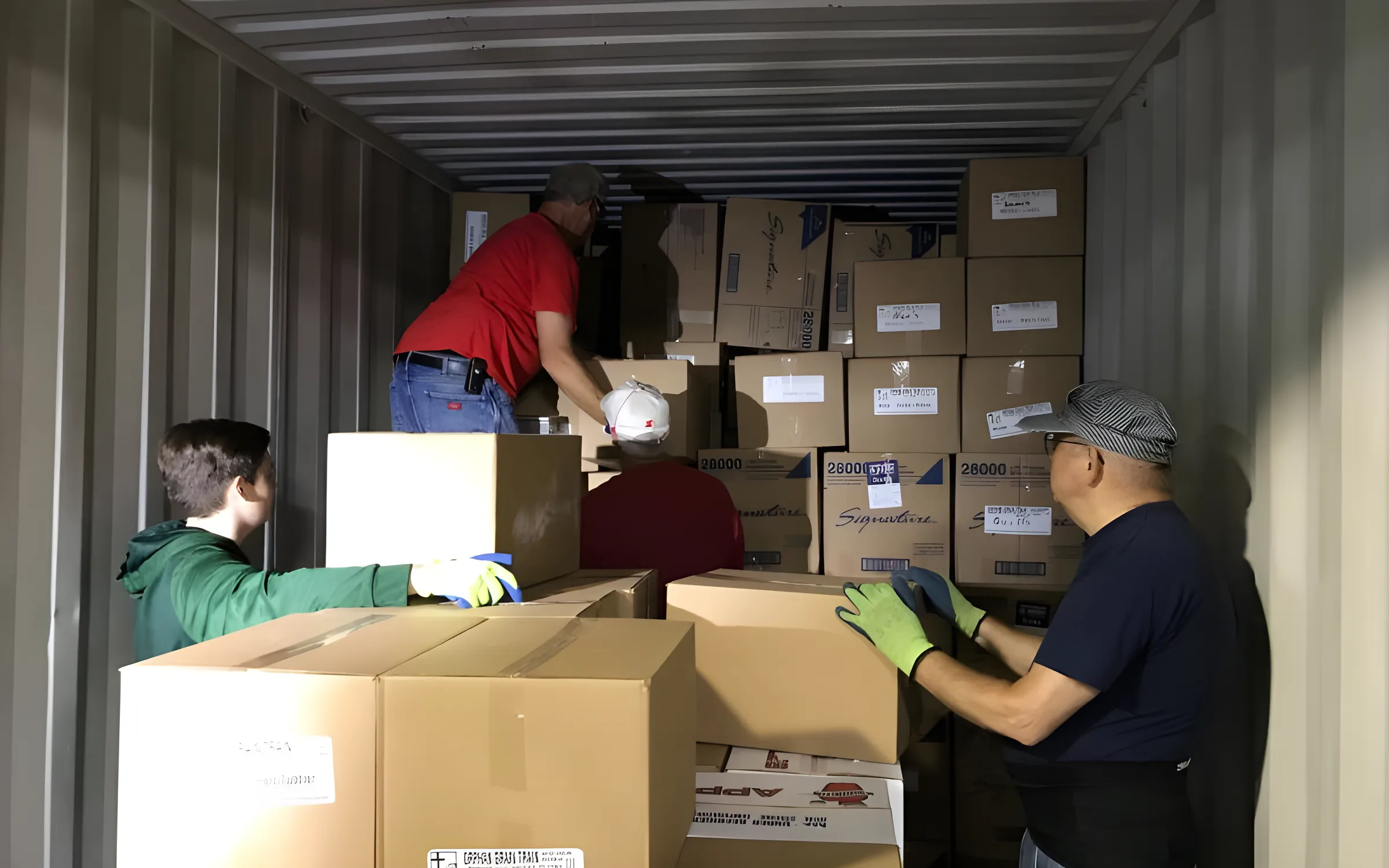 Tim logistik sedang mengatur penyerahan produk maklon ke pemesan.
