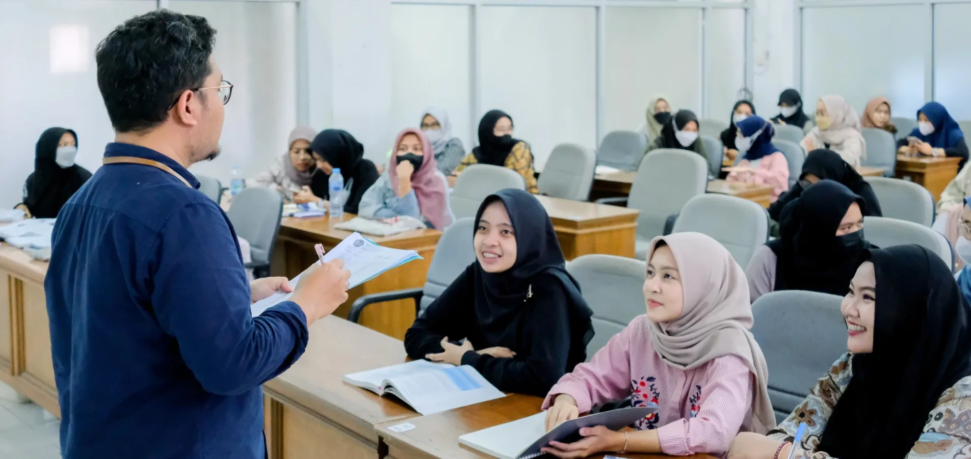 Kumpulan wanita sedang mengikuti seminar tentang bisnis hijab.