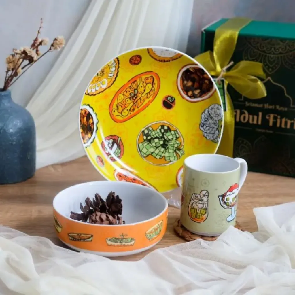 Set perlengkapan makan dalam hampers lebaran, tingkatkan kebersamaan.