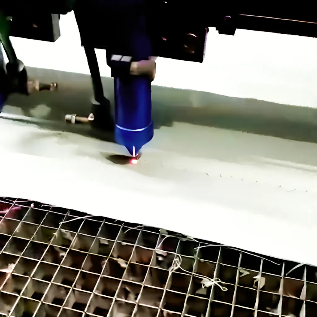 Proses pemotongan kain menggunakan mesin laser cutting yang akurat dan efisien di industri tekstil.