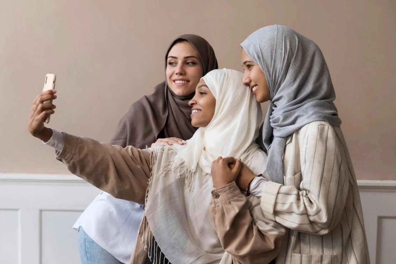 Ilustrasi seorang influencer mempromosikan produk hijab.