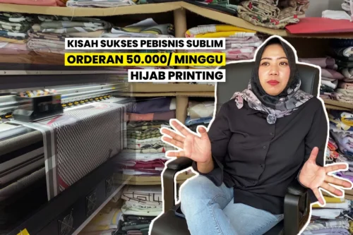 Bu Rusmini di tengah tumpukan kain hijab dengan mesin printing, sukses bisnis hijab printing.