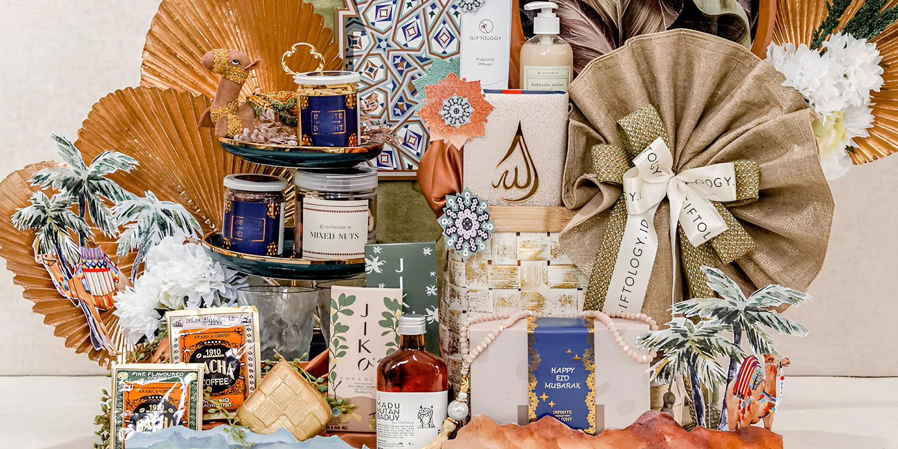 Varian hampers Lebaran mencakup fashion, perlengkapan ibadah, makanan, dan minuman.