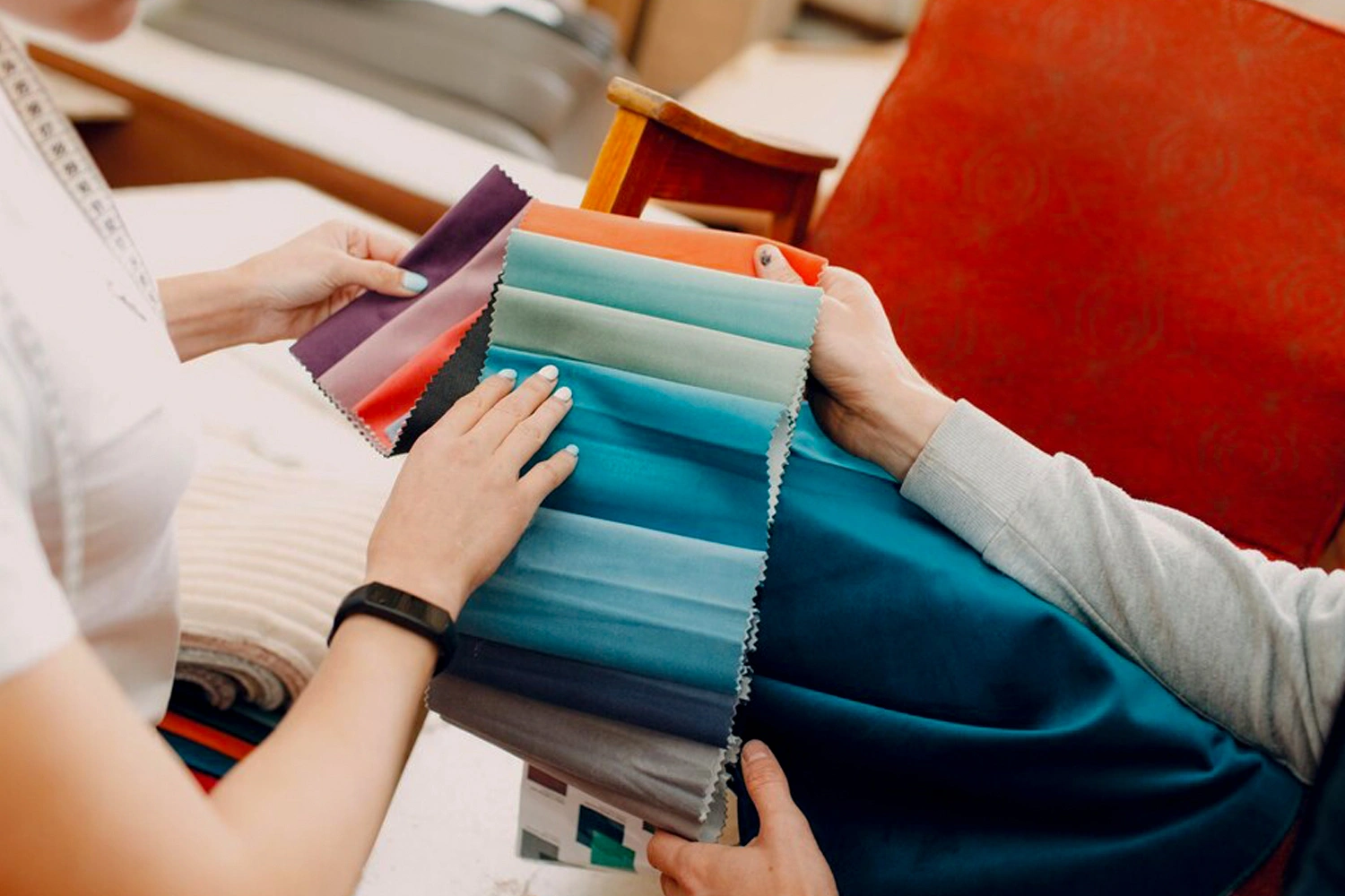 Berbagai jenis kain seperti katun, satin, dan chiffon yang cocok untuk cetak hijab.