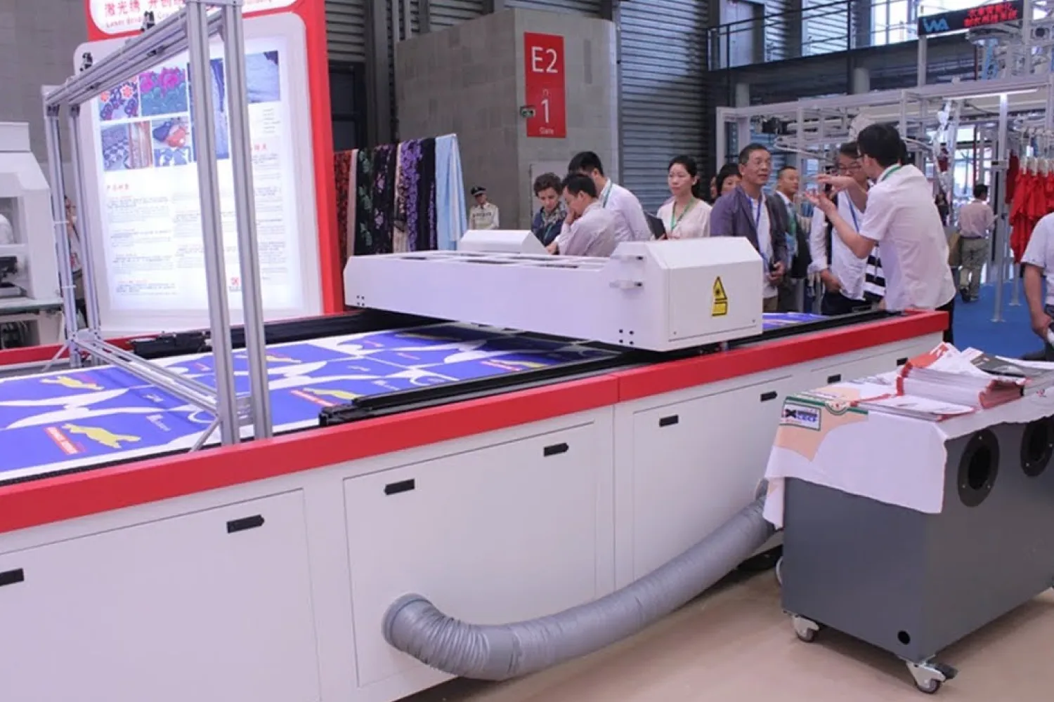 Seorang pebisnis membeli mesin laser cutting sebagai investasi.