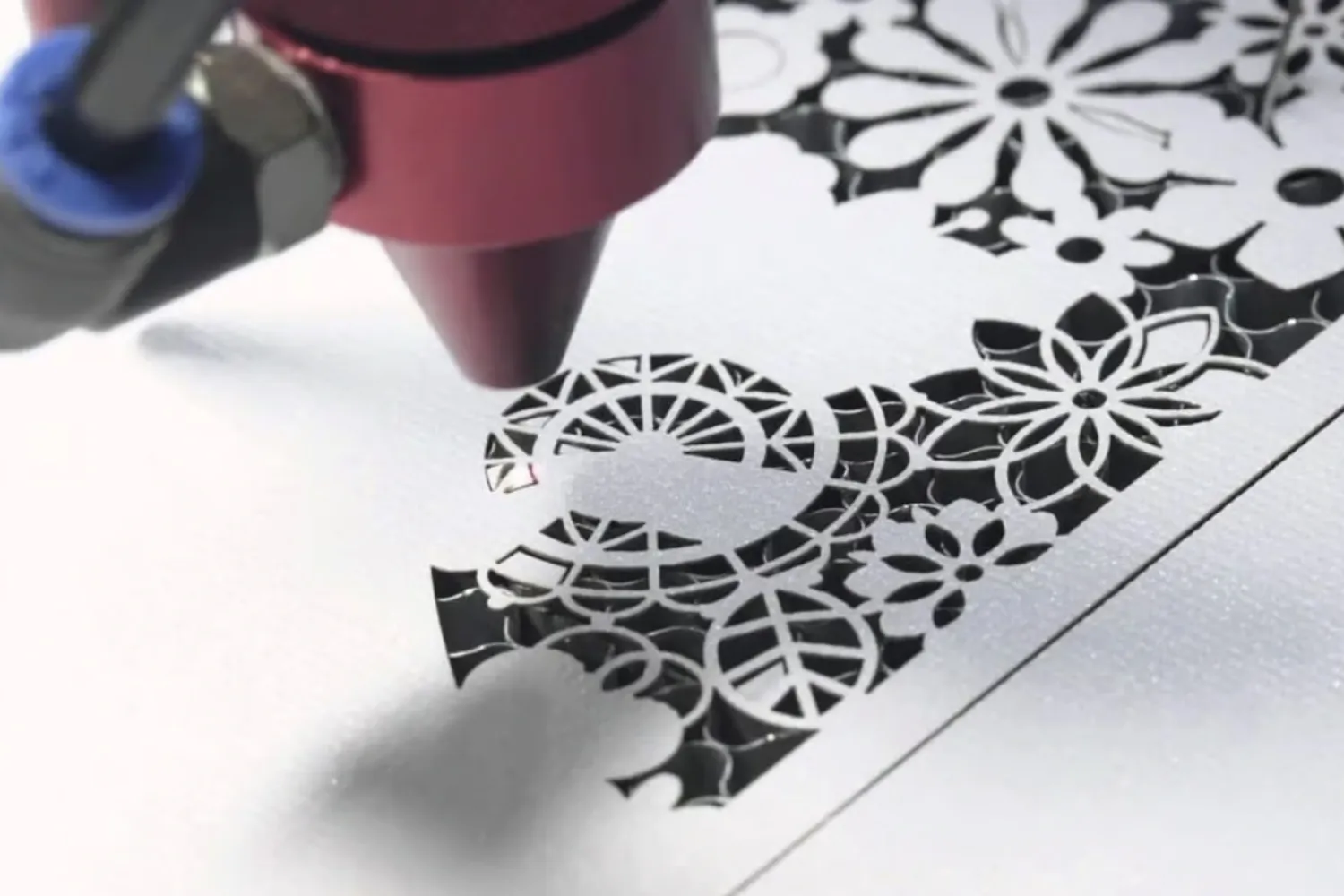 Mesin laser cutting sedang menandai dan mengukir kain.