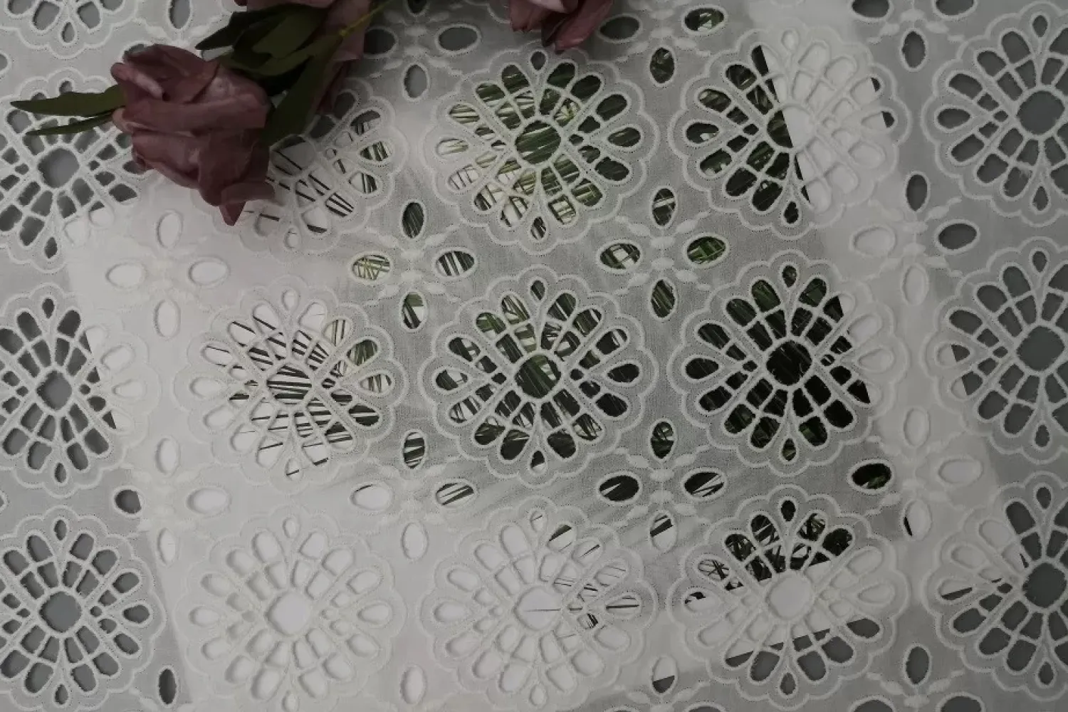 Mesin laser cutting sedang memotong pola yang rumit.