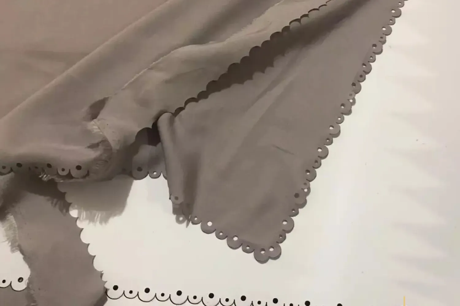 Potongan kain menggunakan mesin laser cutting yang hasilnya rapi tanpa semeraut.