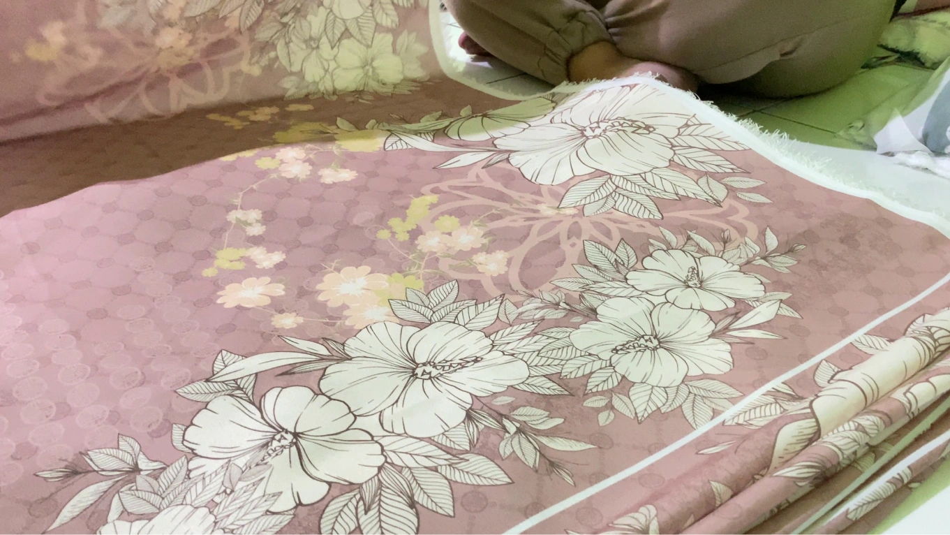 Kain hijab dengan motif bunga yang populer di Indonesia.