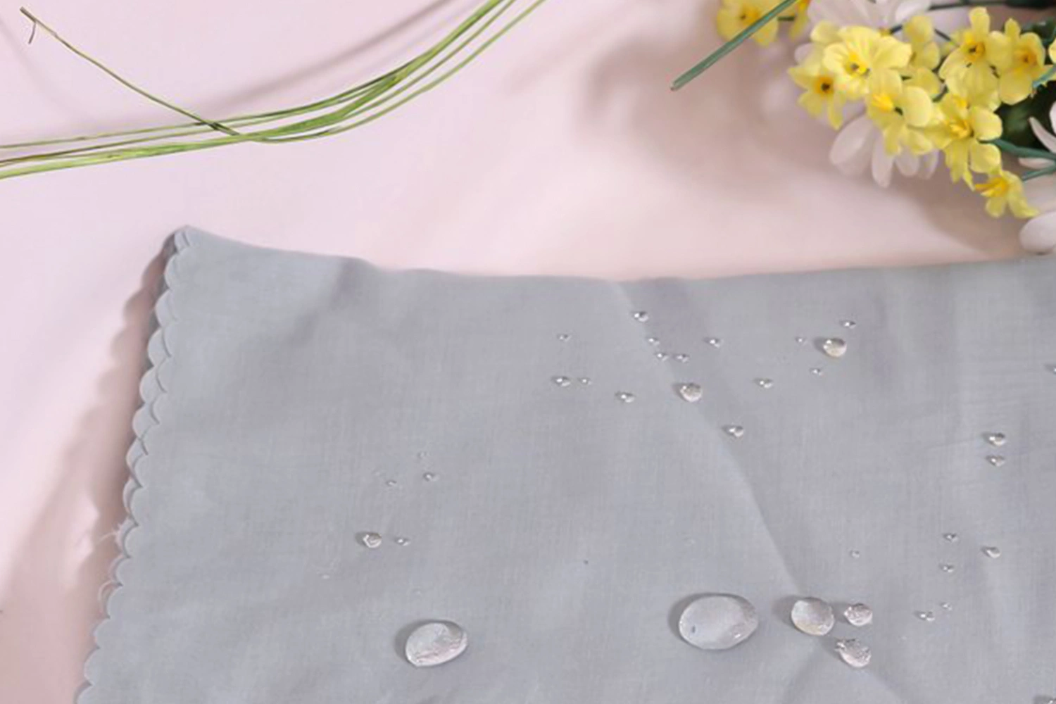Sebuah produk hijab menggunakan bahan yang tahan air dan anti kusut.