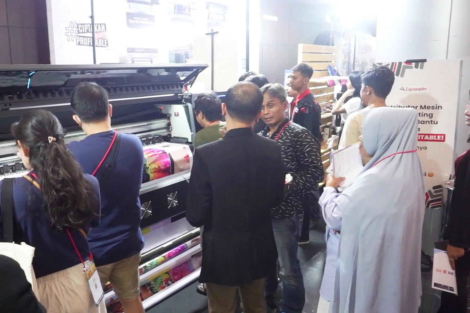 BD sedang berbicara dengan customer.