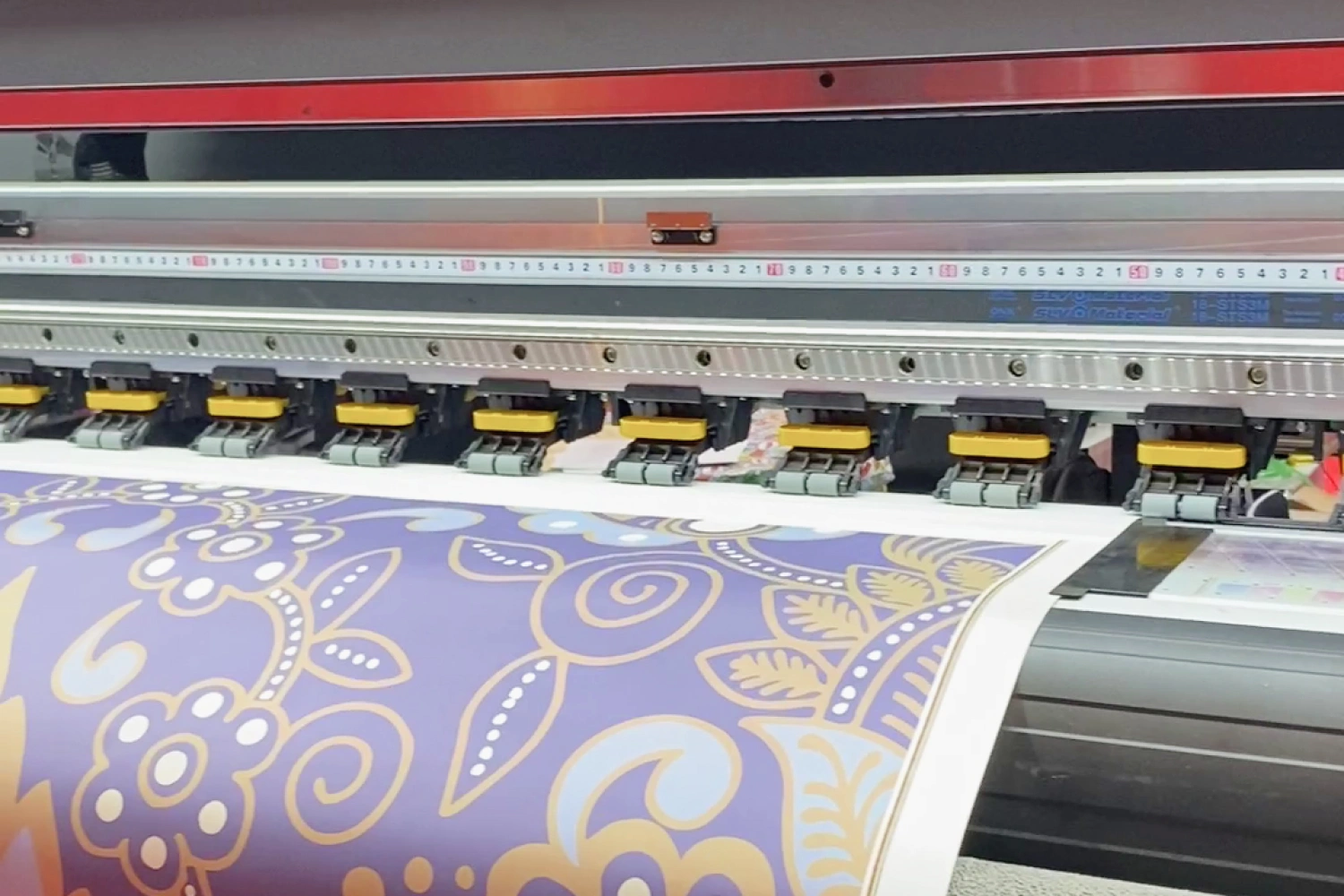 Mesin digital printing sedang mencetak produk fashion yang dikustom.