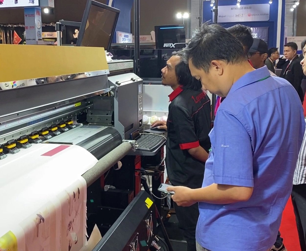 BD sedang bercengkrama dengan pengunjung yang datang ke AllPrint 2024.