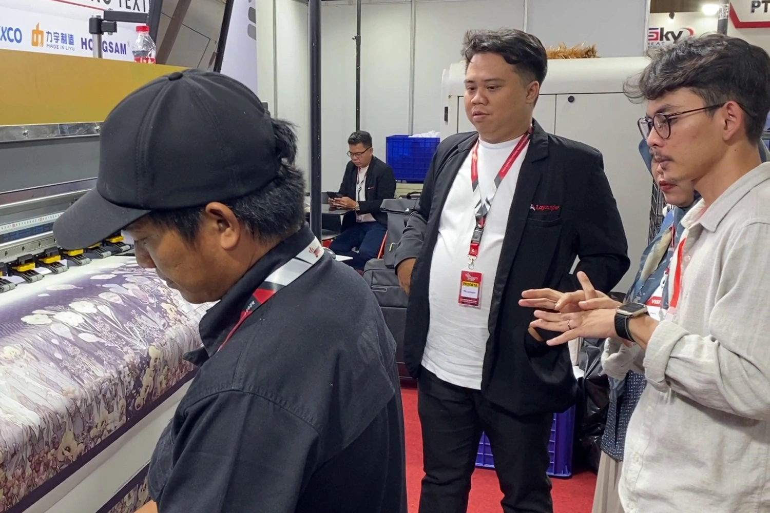 Teknisi sedang berbicara dengan pengunjung.