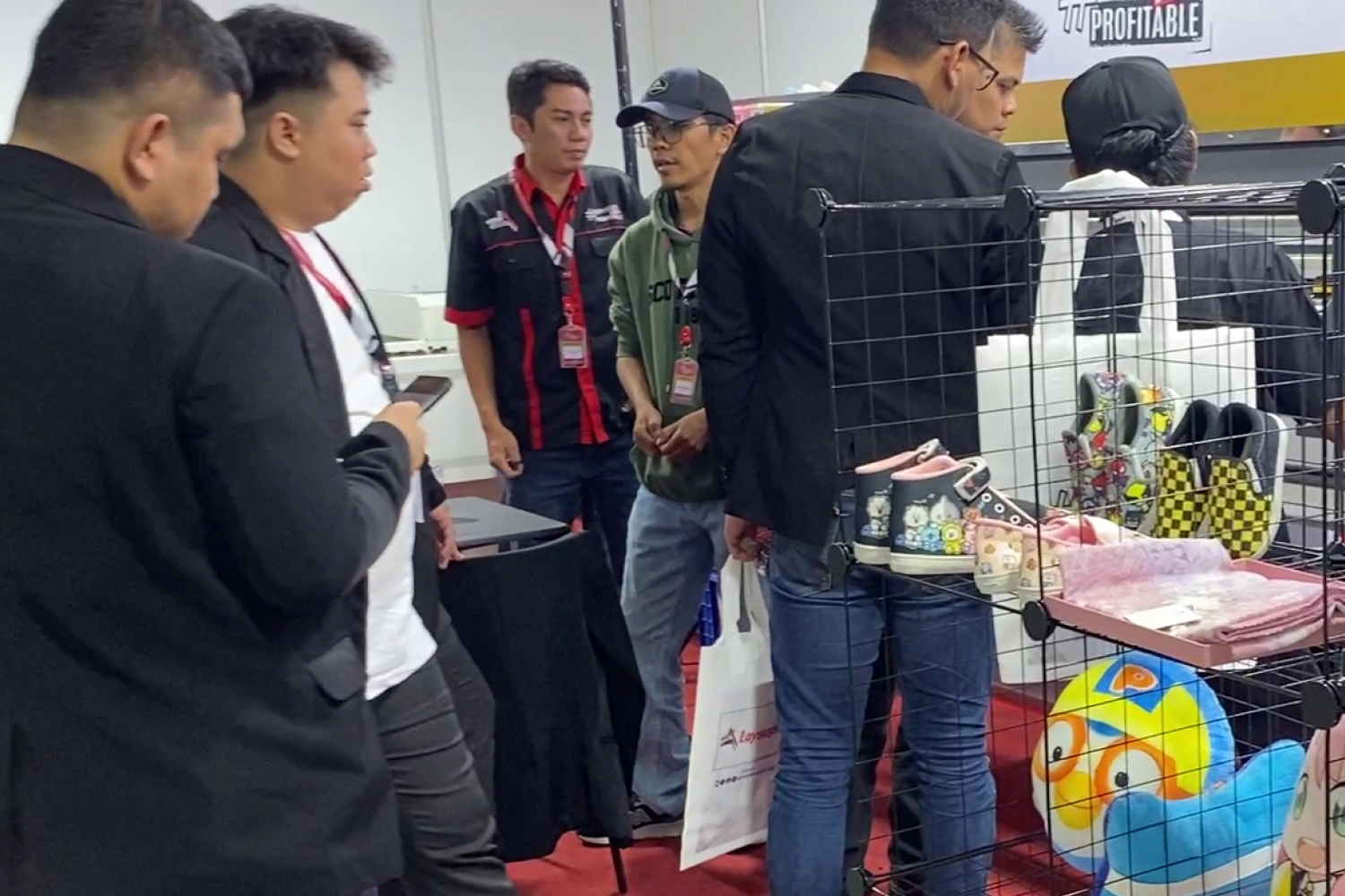 BD sedang bercengkrama dengan pengunjung yang datang ke IAPE 2024.