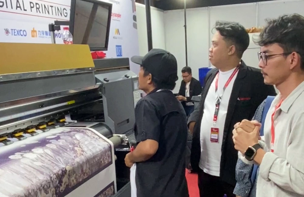 teknisi sedang memberikan informasi kepada pelanggan.