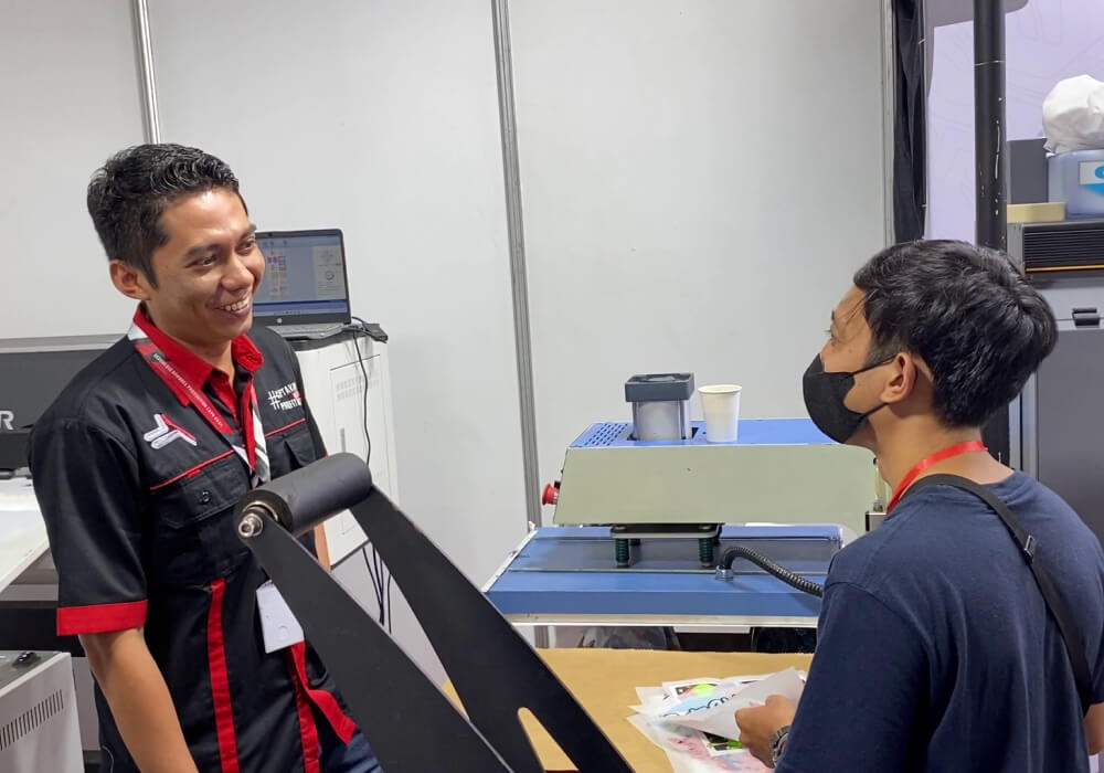 BD sedang bercengkrama dengan pengunjung yang datang ke IAPE Solo 2025.