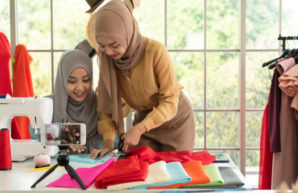 Pebisnis hijab sedang membuat konten untuk produknya.
