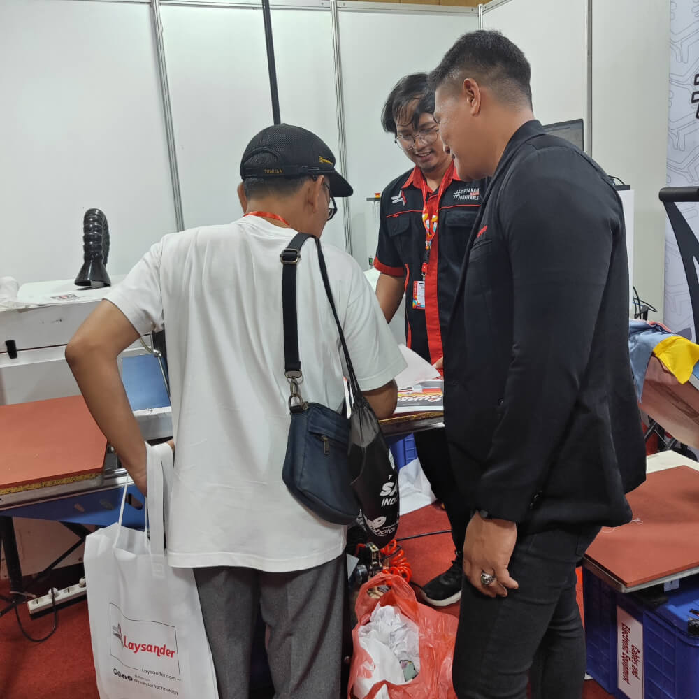 Pengunjung melihat mesin printing di booth Laysander selama IAPE 2024
